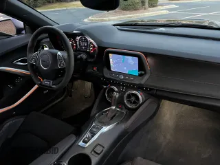 2023 Chevrolet Camaro ZL1 z VIN 1G1FK1R63P0118032, wystawiony jako Copart lot #51035795 z przebiegiem 9030 mil mil oraz Szkody całkowita. Historia ofert i sprzedaży dostępna na DreamBid. Obrazek 9.