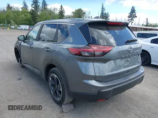 2024 Nissan Rogue SV z VIN 5N1BT3BA3RC672598, wystawiony jako IAAI lot #42279132 z przebiegiem 29 491 mil mil oraz . Historia ofert i sprzedaży dostępna na DreamBid. Obrazek 3.