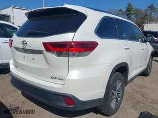 2019 Toyota Highlander SE with VIN 5TDJZRFH5KS933386, listed as a IAAI auction lot 41807949 with 49,661 mi miles. Bid and sale history available at carsss.com. Image 4.