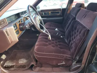 1985 Cadillac Fleetwood z VIN 1G6CB6984F4218496, wystawiony jako Copart lot #77674544 z przebiegiem 49 089 mil mil oraz Tytuł czysty. Historia ofert i sprzedaży dostępna na DreamBid. Obrazek 7.