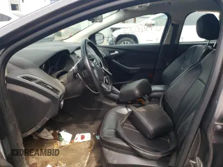 2014 Ford Focus Titanium z VIN 1FADP3N23EL365678, wystawiony jako Copart lot #64418025 z przebiegiem Nie podano mil oraz Czysty tytuł • Clean title. Historia ofert i sprzedaży dostępna na DreamBid. Obrazek 7.