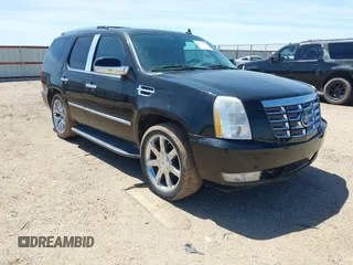 2008 Cadillac Escalade z VIN 1GYEC63858R217384, wystawiony jako IAAI lot #42045588 z przebiegiem 139 578 mil mil oraz . Historia ofert i sprzedaży dostępna na DreamBid. Obrazek 1.
