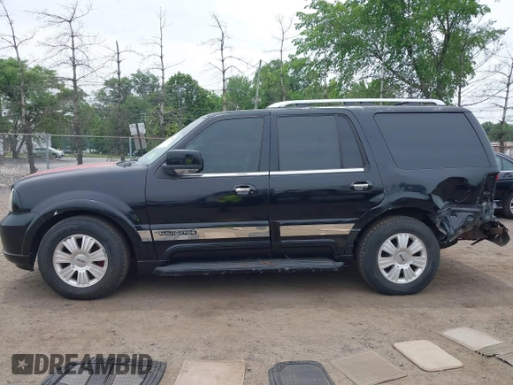 2003 Lincoln Navigator Luxury z VIN 5LMFU28R13LJ43211, wystawiony jako IAAI lot #42331844 z przebiegiem 166 139 mil mil oraz . Historia ofert i sprzedaży dostępna na DreamBid. Obrazek 14.