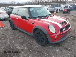 2003 MINI Hardtop S z VIN WMWRE33403TD67718, wystawiony jako IAAI lot #41533078 z przebiegiem 149 649 mil mil oraz . Historia ofert i sprzedaży dostępna na DreamBid. Obrazek 1.
