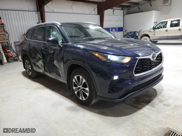 2022 Toyota Highlander XLE with VIN 5TDHZRBH5NS566420, listed as a Copart auction lot 51461485 with 29,420 mi miles and Salvage Title. Bid and sale history available at carsss.com. Image 4.
