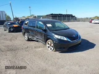 2013 Toyota Sienna LE AAS z VIN 5TDKK3DC4DS381265, wystawiony jako IAAI lot #40631714 z przebiegiem 125 625 mil mil oraz . Historia ofert i sprzedaży dostępna na DreamBid. Obrazek 1.
