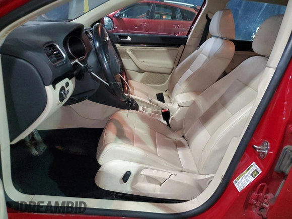 2010 Volkswagen Jetta TDI z VIN 3VWPL7AJ0AM667118, wystawiony jako Copart lot #51521765 z przebiegiem 106 018 mil mil oraz Tytuł czysty. Historia ofert i sprzedaży dostępna na DreamBid. Obrazek 7.