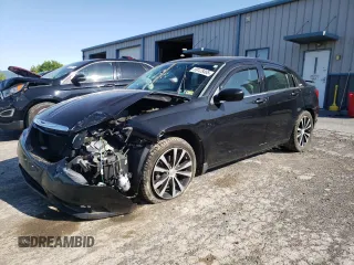 2013 Chrysler 200 Touring z VIN 1C3CCBBG8DN723246, wystawiony jako Copart lot #59128465 z przebiegiem 187 099 mil mil oraz Szkoda całkowita • Salvage title. Historia ofert i sprzedaży dostępna na DreamBid. Obrazek 1.