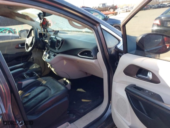 2017 Chrysler Pacifica Touring-L with VIN 2C4RC1BG9HR590876, listed as a IAAI auction lot 41758151 with NaN miles. Bid and sale history available at carsss.com. Image 5.