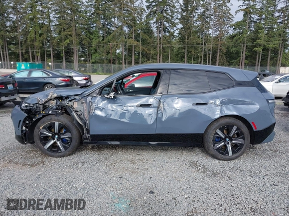 2024 BMW iX xDrive50 z VIN WB523CF08RCN65886, wystawiony jako IAAI lot #42334105 z przebiegiem 37 981 mil mil oraz . Historia ofert i sprzedaży dostępna na DreamBid. Obrazek 15.