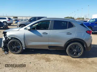 2024 Buick Encore GX Sport Touring z VIN KL4AMDSL5RB016374, wystawiony jako IAAI lot #41149918 z przebiegiem 15 512 mil mil oraz . Historia ofert i sprzedaży dostępna na DreamBid. Obrazek 15.