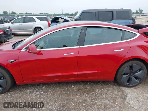 2018 Tesla Model 3 Long Range Battery z VIN 5YJ3E1EB8JF119898, wystawiony jako IAAI lot #42297445 z przebiegiem 29 555 mil mil oraz . Historia ofert i sprzedaży dostępna na DreamBid. Obrazek 14.