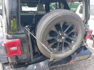 2021 Jeep Wrangler Unlimited Sahara z VIN 1C4JJXP63MW767719, wystawiony jako IAAI lot #41906155 z przebiegiem 44 689 mil mil oraz . Historia ofert i sprzedaży dostępna na DreamBid. Obrazek 17.