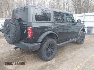 2022 Ford Bronco z VIN 1FMDE5BHXNLB17265, wystawiony jako IAAI lot #42106105 z przebiegiem 55 400 mil mil oraz . Historia ofert i sprzedaży dostępna na DreamBid. Obrazek 4.