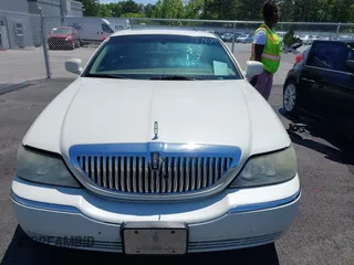 2006 Lincoln Town Car Designer Series z VIN 1LNHM83V36Y614849, wystawiony jako IAAI lot #42200395 z przebiegiem 258 786 mil mil oraz . Historia ofert i sprzedaży dostępna na DreamBid. Obrazek 6.