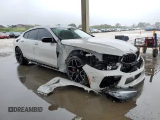2022 BMW M8 Competition z VIN WBSGV0C01NCJ53223, wystawiony jako Copart lot #76250753 z przebiegiem 25 966 mil mil oraz . Historia ofert i sprzedaży dostępna na DreamBid. Obrazek 4.