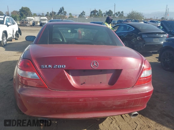 2008 Mercedes-Benz SLK-Class 3.0L with VIN WDBWK54F28F183800, listed as a IAAI auction lot 40371974 with Not Provided miles. Bid and sale history available at carsss.com. Image 16.