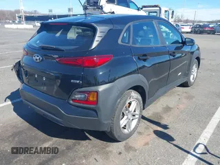 2020 Hyundai Kona SE z VIN KM8K1CAA7LU488743, wystawiony jako IAAI lot #41833649 z przebiegiem 62 228 mil mil oraz . Historia ofert i sprzedaży dostępna na DreamBid. Obrazek 4.