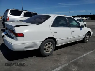 1997 Toyota Camry LE z VIN JT2BG22K9V0002215, wystawiony jako Copart lot #56932955 z przebiegiem 265 776 mil mil oraz Szkoda całkowita • Salvage title. Historia ofert i sprzedaży dostępna na DreamBid. Obrazek 3.