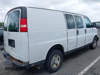 2011 Chevrolet Express Cargo z VIN 1GCWGFCA1B1176811, wystawiony jako IAAI lot #42200136 z przebiegiem 182 229 mil mil oraz . Historia ofert i sprzedaży dostępna na DreamBid. Obrazek 4.