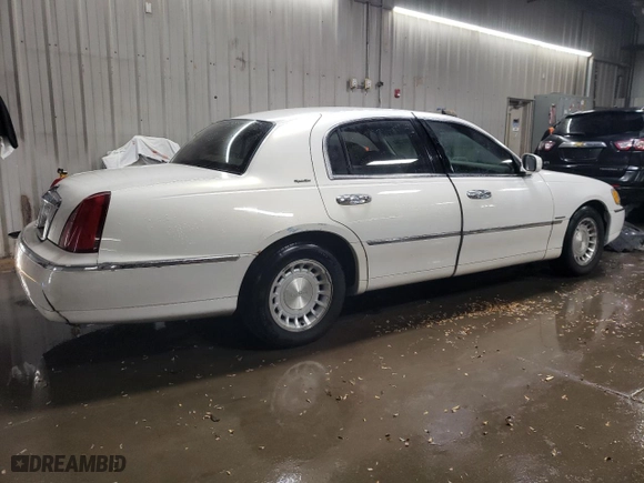 2002 Lincoln Town Car Sig. with VIN 1LNHM82W72Y655487, listed as a Copart auction lot 82911284 with 145,337 mi miles and Salvage Title. Bid and sale history available at carsss.com. Image 3.