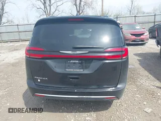 2022 Chrysler Pacifica Touring L with VIN 2C4RC1BG3NR181915, listed as a IAAI auction lot 41946833 with 69,590 mi miles and . Bid and sale history available at DreamBid. Image 17.