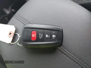 2022 Toyota RAV4 XLE Premium z VIN 2T3A1RFV4NW287421, wystawiony jako IAAI lot #42602371 z przebiegiem 59 294 mil mil oraz . Historia ofert i sprzedaży dostępna na DreamBid. Obrazek 11.
