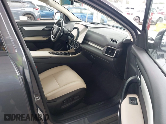 2023 VinFast VF 8 Plus z VIN RLLV1AFA9PH001464, wystawiony jako IAAI lot #41798776 z przebiegiem 2355 mil mil oraz . Historia ofert i sprzedaży dostępna na DreamBid. Obrazek 5.