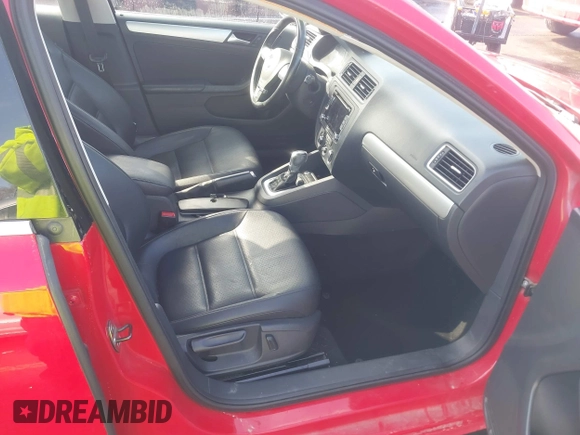 2014 Volkswagen Jetta Sedan SE w/Connectivity with VIN 3VWD07AJ7EM288652, listed as a IAAI auction lot 41630616 with 130,860 mi miles. Bid and sale history available at carsss.com. Image 5.