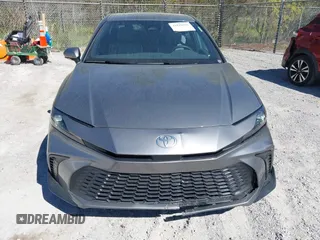 2025 Toyota Camry LE z VIN 4T1DAACK2SU566377, wystawiony jako IAAI lot #41818582 z przebiegiem 1 950 mil mil oraz . Historia ofert i sprzedaży dostępna na DreamBid. Obrazek 12.