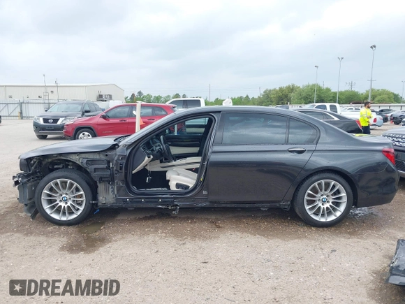 2014 BMW 7 Series ALPINA B7 z VIN WBAYE8C57ED134799, wystawiony jako IAAI lot #41891633 z przebiegiem 96 411 mil mil oraz . Historia ofert i sprzedaży dostępna na DreamBid. Obrazek 15.