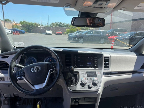2020 Toyota Sienna XLE z VIN 5TDDZ3DC4LS230154, wystawiony jako IAAI lot #42658568 z przebiegiem 103 143 mil mil oraz . Historia ofert i sprzedaży dostępna na DreamBid. Obrazek 14.