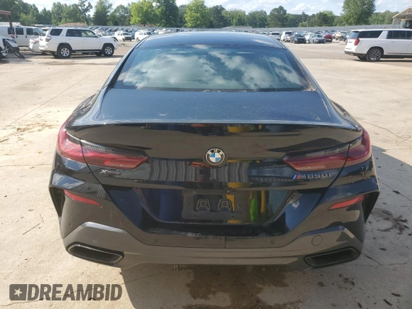 2020 BMW 8 Series M850i z VIN WBAGV8C08LCD46679, wystawiony jako Copart lot #56163785 z przebiegiem Nie podano mil oraz Czysty tytuł • Clean title. Historia ofert i sprzedaży dostępna na DreamBid. Obrazek 6.