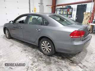 2012 Volkswagen Passat S z VIN 1VWAP7A3XCC050485, wystawiony jako IAAI lot #41690837 z przebiegiem 239 583 mil mil oraz . Historia ofert i sprzedaży dostępna na DreamBid. Obrazek 3.
