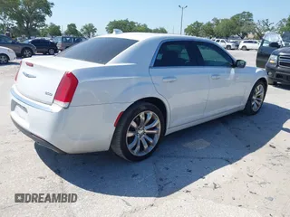 2018 Chrysler 300 Touring z VIN 2C3CCAAG9JH262459, wystawiony jako IAAI lot #42063815 z przebiegiem 135 472 mil mil oraz . Historia ofert i sprzedaży dostępna na DreamBid. Obrazek 4.