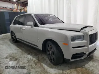 2023 Rolls-Royce Cullinan z VIN SLATV4C09PU215050, wystawiony jako Copart lot #70029324 z przebiegiem 6055 mil mil oraz Szkody całkowita. Historia ofert i sprzedaży dostępna na DreamBid. Obrazek 4.