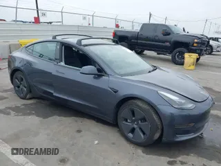 2023 Tesla Model 3 z VIN 5YJ3E1EA5PF400492, wystawiony jako IAAI lot #41728524 z przebiegiem 33 830 mil mil oraz . Historia ofert i sprzedaży dostępna na DreamBid. Obrazek 1.