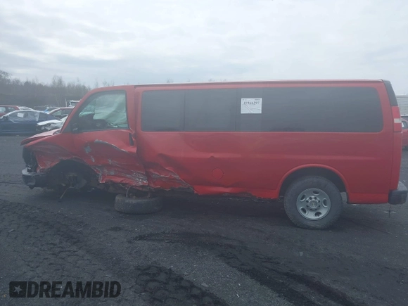 2013 Chevrolet Express Passenger 1LS z VIN 1GAZGZFA0D1175302, wystawiony jako IAAI lot #41966297 z przebiegiem 89 514 mil mil oraz . Historia ofert i sprzedaży dostępna na DreamBid. Obrazek 14.