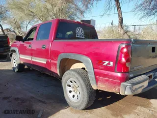 2006 Chevrolet Silverado 1500 LT1 with VIN 2GCEK13T861170115, listed as a IAAI auction lot 41852030 with 213,353 mi miles. Bid and sale history available at carsss.com. Image 3.