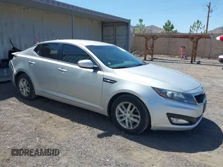 2012 Kia Optima LX z VIN 5XXGM4A77CG055280, wystawiony jako IAAI lot #42360110 z przebiegiem 151 519 mil mil oraz . Historia ofert i sprzedaży dostępna na DreamBid. Obrazek 1.
