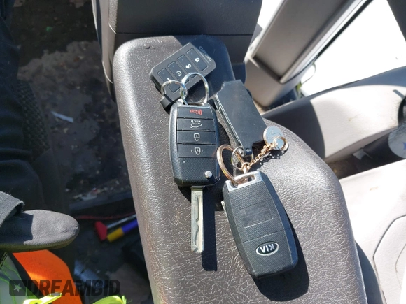 2016 Kia Sorento LX with VIN 5XYPGDA5XGG180698, listed as a IAAI auction lot 41417694 with 84,229 mi miles. Bid and sale history available at carsss.com. Image 11.