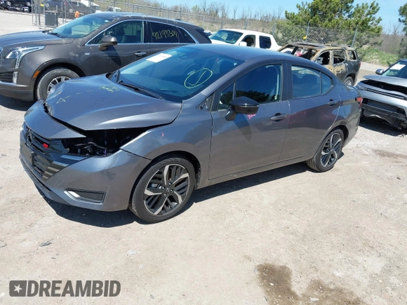 2024 Nissan Versa SR z VIN 3N1CN8FV9RL865083, wystawiony jako IAAI lot #42193458 z przebiegiem 5 774 mil mil oraz . Historia ofert i sprzedaży dostępna na DreamBid. Obrazek 2.