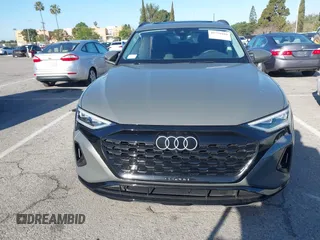 2024 Audi Q8 e-tron z VIN WA15ABGE8RB055999, wystawiony jako IAAI lot #41759410 z przebiegiem 8 972 mil mil oraz . Historia ofert i sprzedaży dostępna na DreamBid. Obrazek 12.