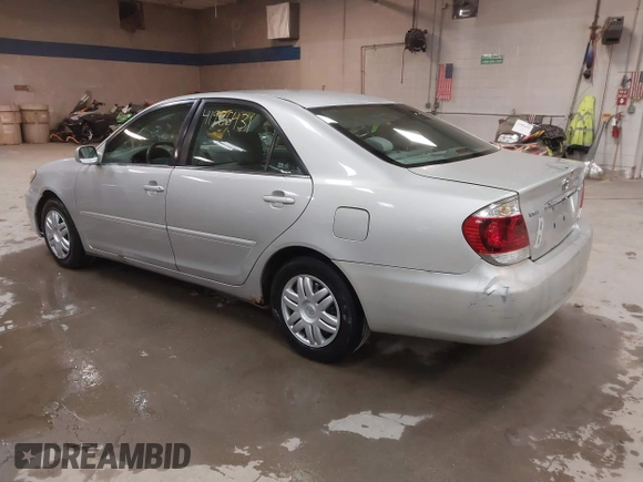 2005 Toyota Camry STD z VIN 4T1BE32K65U400652, wystawiony jako IAAI lot #41986431 z przebiegiem 218 412 mil mil oraz . Historia ofert i sprzedaży dostępna na DreamBid. Obrazek 3.