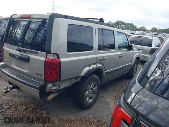 2007 Jeep Commander Sport z VIN 1J8HG48P47C672667, wystawiony jako IAAI lot #40423450 z przebiegiem 230 823 mil mil oraz . Historia ofert i sprzedaży dostępna na DreamBid. Obrazek 4.