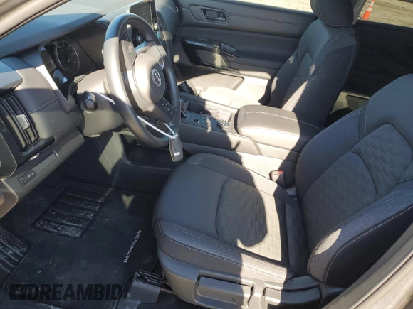 2024 Nissan Pathfinder S z VIN 5N1DR3AC1RC251201, wystawiony jako Copart lot #84238104 z przebiegiem 867 mil mil oraz Nie do naprawy • Non repairable. Historia ofert i sprzedaży dostępna na DreamBid. Obrazek 7.