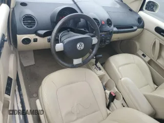 2008 Volkswagen Beetle SE z VIN 3VWRG31YX8M414255, wystawiony jako Copart lot #58972535 z przebiegiem 105 036 mil mil oraz Czysty tytuł • Clean title. Historia ofert i sprzedaży dostępna na DreamBid. Obrazek 8.
