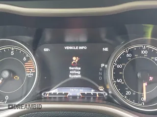 2017 Jeep Cherokee Limited z VIN 1C4PJLDB1HW607171, wystawiony jako IAAI lot #42489677 z przebiegiem 78 731 mil mil oraz . Historia ofert i sprzedaży dostępna na DreamBid. Obrazek 7.