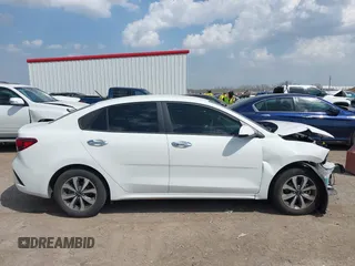 2023 Kia Rio S z VIN 3KPA24AD7PE550899, wystawiony jako IAAI lot #41882407 z przebiegiem 24 966 mil mil oraz . Historia ofert i sprzedaży dostępna na DreamBid. Obrazek 13.