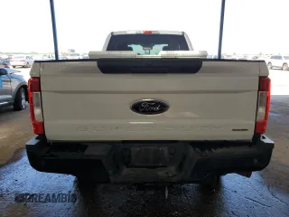 2019 Ford F-250 XL z VIN 1FT7X2B64KEC43064, wystawiony jako Copart lot #62648665 z przebiegiem 109 146 mil mil oraz Czysty tytuł • Clean title. Historia ofert i sprzedaży dostępna na DreamBid. Obrazek 6.